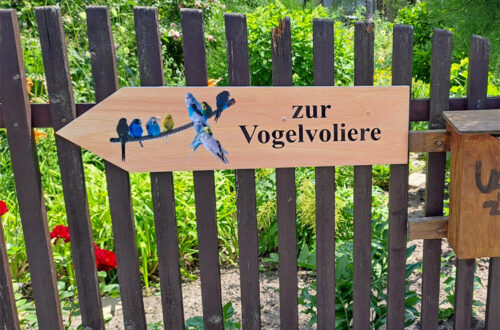 WEGSCHILD ZUR VOGELVOLIERE